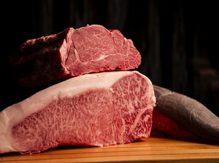 上質な肉質と脂、そして深い味わいを持つ黒毛和牛「雌牛」を使用