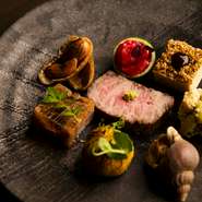 食が記憶に残る要素は「食べたもの」よりも「温もり」「香り」「時間」「気分」「時代」「雰囲気」「出会い」などが挙げられるとか。【喰心】では、食を通じて人々の心に「記憶」という価値を提供したいと考えます。