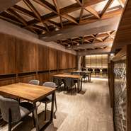 完全個室でゆっくり食事をすることも、カウンター席で気兼ねなく過ごすこともできます。カウンター席があるためお一人様はもちろん、デートや女子会、接待、会社の宴会など幅広い利用が可能。