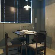 くもりガラスの扉がついた個室を1室用意。完全に外が見えない扉ではないので、閉塞感はなし。4人まで入れますが、2人の使用でもほどよいサイズ。扉を開けて店内の活気を感じながら食事するのも一興。