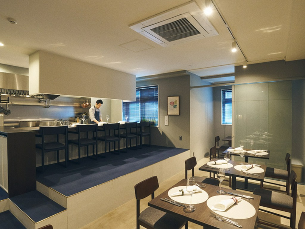 調理を目の前にするカウンター席で、一人フレンチが叶う