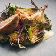 主役は芽キャベツのロースト。芽キャベツの甘さを引き立てる旨みとしてウズラを添え、粒マスタードとアンチョビのソース、カレー味のクルトンを重ねています。赤からし菜のほのかな苦味も芽キャベツの風味と好相性。