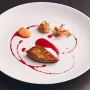 フォアグラのポワレにビーツのソース、西洋かりんのソースを添え、アマレットや八角、カルダモンを効かせたりんごのコンポートも重要な脇役。ホワイトヴィネグレットで和えたハーブのサラダの酸味もポイントです。

