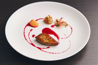 果実とスパイスがフォアグラの新たな味わい引き出す 『フォアグラのポワレ ビーツ 西洋かりん』