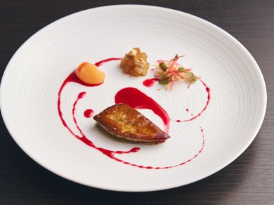 果実とスパイスがフォアグラの新たな味わい引き出す 『フォアグラのポワレ ビーツ 西洋かりん』