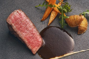 希少銘柄の和牛の旨みに柑橘のソースがはまる逸品 『島根県産かつべ牛 サーロインのグリル』