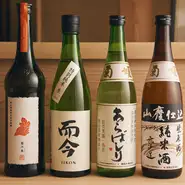ワインもさることながら、和食にはやはり日本酒を。三重の『而今』や秋田の『新政・火の鳥』、新春限定販売の『菊姫・吟醸あらばしり』といった希少価値の高い銘柄を、常時10種以上揃えている。グラス800円から。

