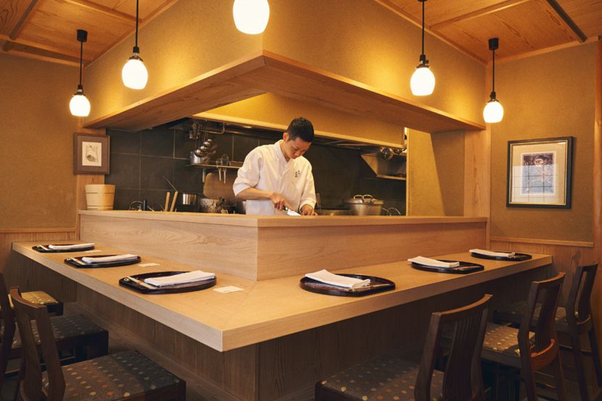 店内はカウンター席が6席のみ。店主との会話も味のエッセンス