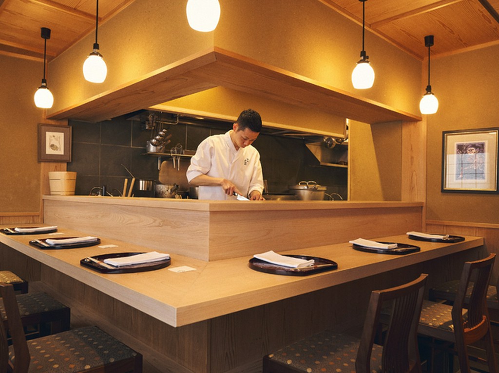 店内はカウンター席が6席のみ。店主との会話も味のエッセンス