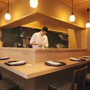 荒木町の路地奥。目立たぬビルの2階に潜む小じんまりとした店内は、まるで隠れ家のよう。一人一人のゲストときちんと向き合うことを大切に考えるご主人との距離感も近く、くつろいだ雰囲気の中で食事を楽しめます。
