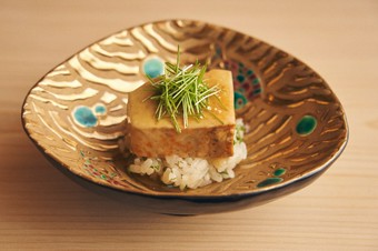 有馬山椒の爽やかな風味がアクセント。『あん肝の蒸し寿司』