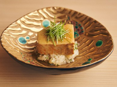 有馬山椒の爽やかな風味がアクセント。『あん肝の蒸し寿司』