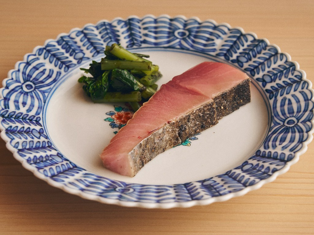 炙った皮目も香ばしい一手間かけたお造り『メジマグロの炙り』