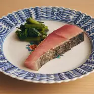 脂の乗ったメジマグロは皮目を藁で炙り薫香をつけています。この芳ばしい香りもおいしさのポイントで、肉厚にカットした身のしっとり感とのコントラストが食欲を促進。付けあわせは自家製海苔の佃煮で和えた花山葵。