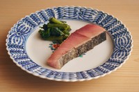 炙った皮目も香ばしい一手間かけたお造り『メジマグロの炙り』