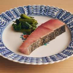 炙った皮目も香ばしい一手間かけたお造り『メジマグロの炙り』