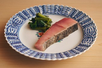 炙った皮目も香ばしい一手間かけたお造り『メジマグロの炙り』