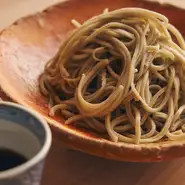 修業先の【いち太】で培った蕎麦打ちの技術を如何なく発揮。「水分を少なくして、角の立った蕎麦になるよう打ちあげています」とは峯村さん。もちろんつなぎなしの十割蕎麦。蕎麦粉は現在、茨城の常陸秋蕎麦を使用。