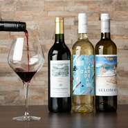 ソムリエでもあるオーナーシェフが選んだワインは約50種類。イタリアやフランスだけでなく、ルーマニア・アルゼンチン・スペイン・アメリカ・チリと各国から、自信を持って薦められるワインをセレクトしています。