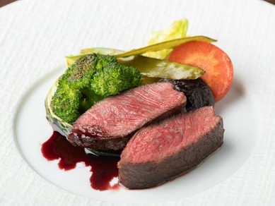 素材の味・彩りを大切にした『広島県産なかやま牛イチボのロースト』