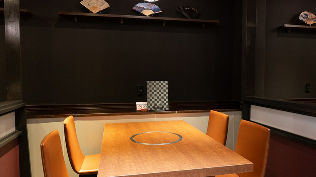 シンプルモダンなテーブル席。大切な人の記念日や誕生日に