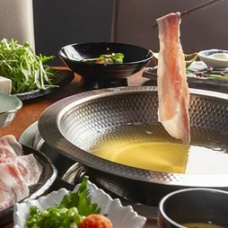 赤身ながらも柔らかい神戸牛。肉本来の深い旨みをシンプルに味わう『特選神戸牛しゃぶしゃぶ』