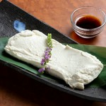 赤身ながらも柔らかい神戸牛。肉本来の深い旨みをシンプルに味わう『特選神戸牛しゃぶしゃぶ』