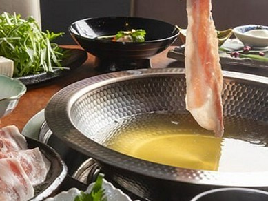 赤身ながらも柔らかい神戸牛。肉本来の深い旨みをシンプルに味わう『特選神戸牛しゃぶしゃぶ』