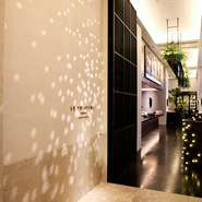 「食」「ファッション」「デザイン」「アート」「音楽」の5つのエレメントでつくり上げる“没入型ガストロノミー”で、非日常の時間を演出。デートからビジネスまで多彩なシーンで訪れることができます。