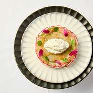 使用する器は、ベルギーの「SERAX （セラックス）」が製陶した、セルジオ氏のオリジナルコレクション「INKU（インク）」です。洋にも和にも感じられるような趣があり、自然な風合いで料理を引き立てます。