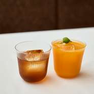 数種のヴェルモット、ジン、ビターズをブレンドし、イタリア産のブラックトリュフで香りづけした『ル プリスティン トリュフ ネグローニ』などのシグネチャーカクテルの他、豊富なワインやカクテルをラインナップ。
