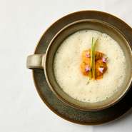 【ル・プリスティン東京】特製の茶碗蒸し。国産の上質なムール貝を使用し、セルジオ氏の父から受け継いだクラシックなムール貝のソースで仕立てました。奥深い味わいの続く、酢橘の爽やかな余韻が印象的です。