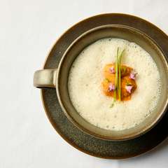 旨みをギュッと閉じ込めた、繊細な口当たりの『ヴァン・ジョーヌ　カスタード　ムール貝　雲丹　酢橘』