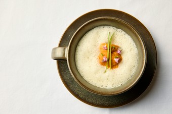 旨みをギュッと閉じ込めた、繊細な口当たりの『ヴァン・ジョーヌ　カスタード　ムール貝　雲丹　酢橘』