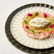 ベルギー・アントワープの本店でも提供している【ル・プリスティン】のシグネチャーメニューを、日本の牡丹海老を用いて仕立てました。高級食材であるキャビアを惜しげもなく使用した贅沢な逸品です。