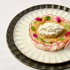 見事な一体感を成す、見目麗しい『牡丹海老のクルード　クレームクリュ　アボカド　インペリアルキャビア』