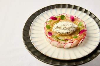 見事な一体感を成す、見目麗しい『牡丹海老のクルード　クレームクリュ　アボカド　インペリアルキャビア』