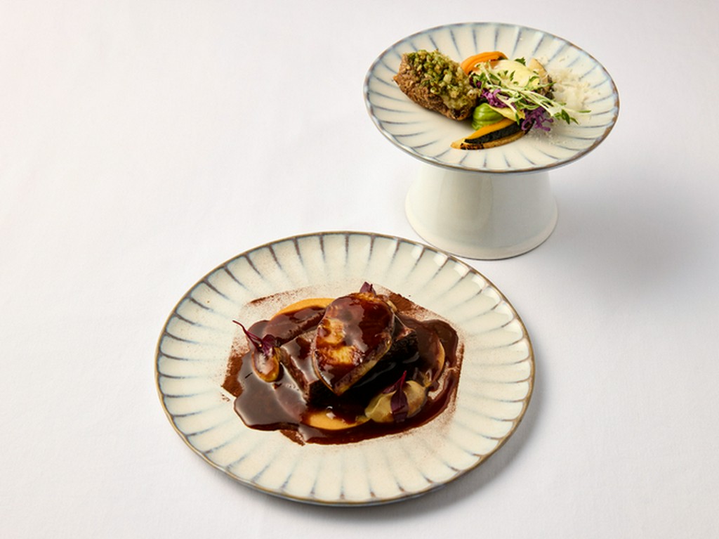 香りにも魅了される、滋味深いメインディッシュ『鹿肉の炉端焼き風　松の葉の香り　菊芋　マルメロ　黒胡』