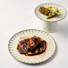 香りにも魅了される、滋味深いメインディッシュ『鹿肉の炉端焼き風　松の葉の香り　菊芋　マルメロ　黒胡』