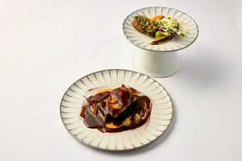 香りにも魅了される、滋味深いメインディッシュ『鹿肉の炉端焼き風　松の葉の香り　菊芋　マルメロ　黒胡』
