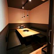 3つのフロアで多彩なシーンに対応可。店舗1階はオープンなため、女性も気兼ねなく足を運びやすい印象です。高級店クオリティのお肉をリーズナブルにいただけるため、カジュアルな女子会にも最適です。