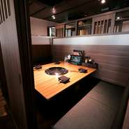 3階には約50名まで利用可能な宴会場を完備。名物メニュー満載のコースもあり、大人数での宴会など、団体利用にも対応可能です。友人・仲間たちとの集まりを華やかに彩ってくれます。