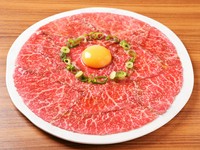 正真正銘黒毛和牛のユッケ
販売認可済み。他では味わえない至福の一品。