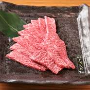 キメ細かい霜降りが特徴の三角バラ使用
適度な歯ごたえで赤身の旨みが特徴