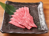 キメ細かい霜降りが特徴の三角バラ使用
適度な歯ごたえで赤身の旨みが特徴