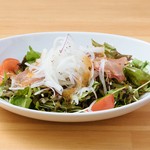 あっさりとした塩気と旨味を楽しめる生ハムを使った大人気サラダ
是非ご賞味ください。