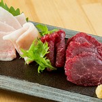 大人気メニューの牛タン塩焼きが復活。
集めにカットしたタンとネギ塩が最高の組み合わせ。