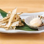 さっぱりした赤身としっかりと脂ののったたてがみを一緒に食べるのがオススメです。
醤油は少し甘めの馬刺し専用醤油でお召し上がりください。
※単品注文のみ（食べ放題対象外）