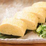 オーダーを頂いてから一本一本丁寧に巻いてお客様にご提供する当店こだわりの逸品。
特製だしを用いた卵で作ったばちや自慢のだし巻きです。
ふわふわ熱々なだし巻きたまごをぜひ一度ご賞味ください。