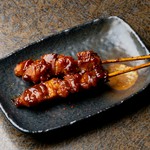 ふんわりジューシーな肉とサクサクの衣が絶妙にマッチした大きなメンチカツです